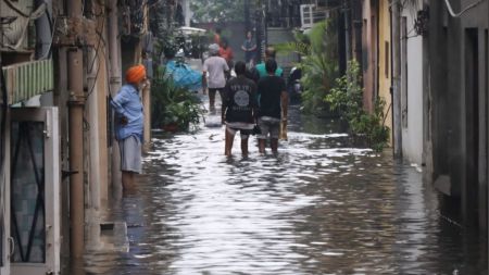 Overflowing Budha nullah water due to heavy rain enters inside houses near by areas in Ludhiana.