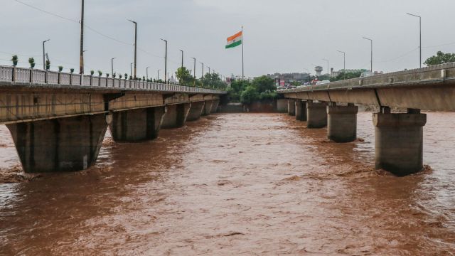 The meteorological department has predicted light rain or thundershowers scattered to many places across J-K