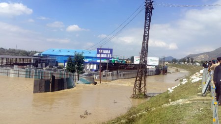 Fridges, sofas taken to upper floors, Srinagar is moving to higher ground amid flood scare