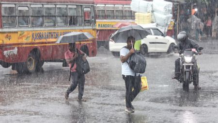 The weather has also affected shopping. Big markets like Gariahat, New Market, and Hatibagan are seeing fewer visitors than usual.