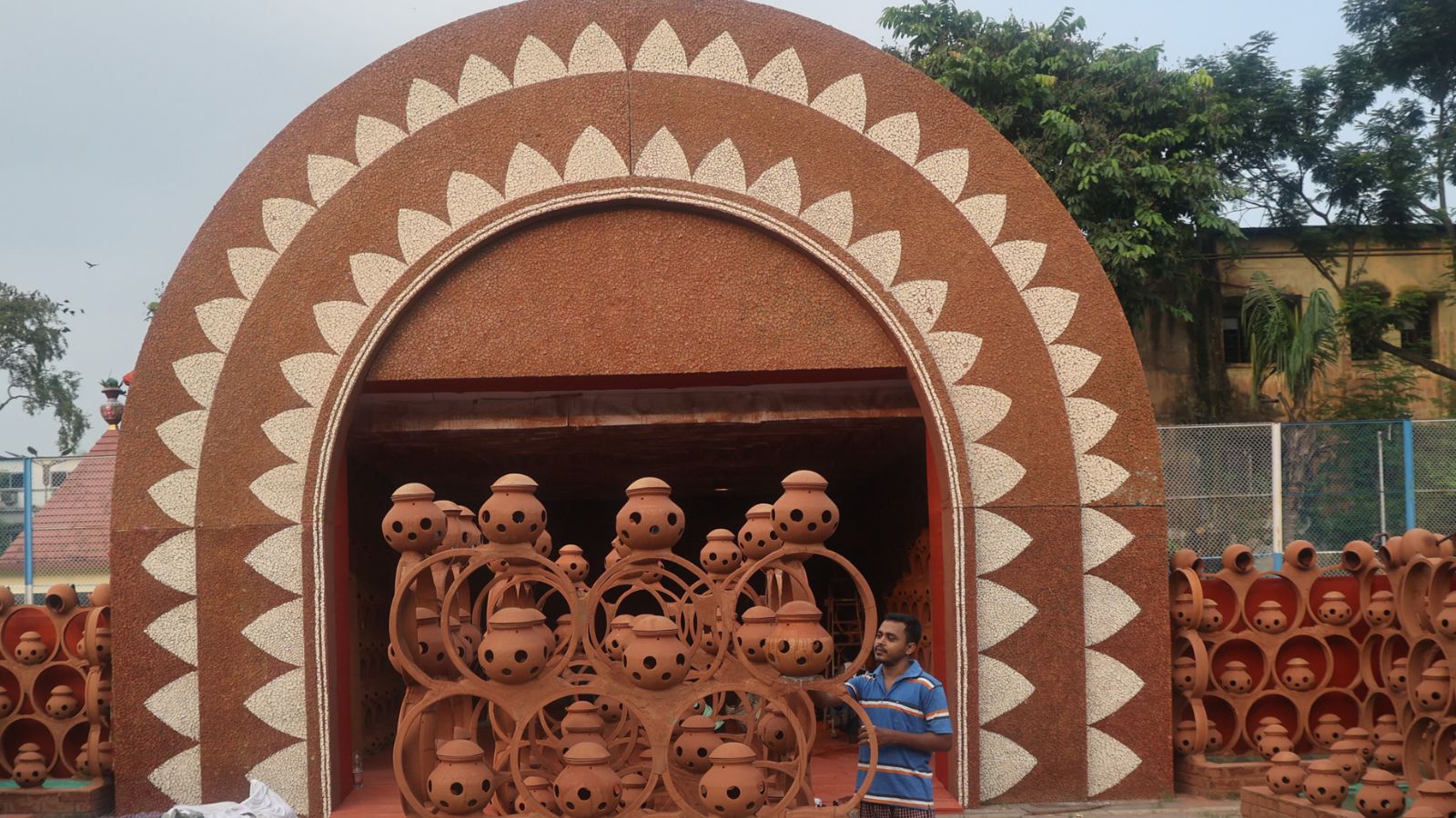 Kolkata Salt Lake’s ‘Nir’ pandal revives earthen pot tradition, a reminder to earthy way of life