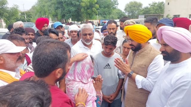 Tarun Preet Singh Sond, who has been camping in Fazilka to oversee flood relief, visited Vazir’s family and offered condolences