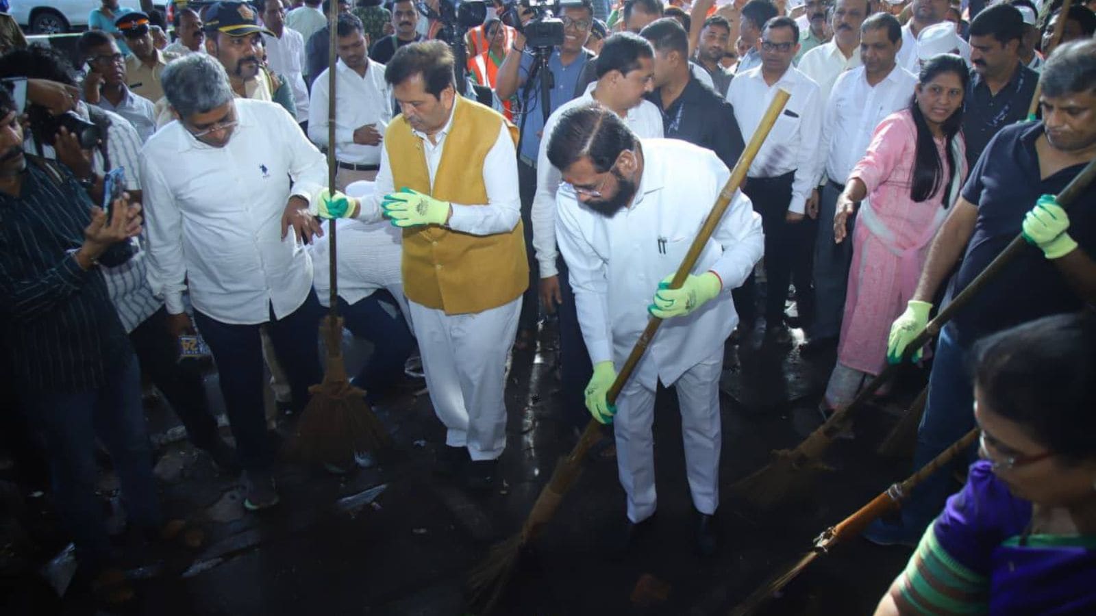 On Thursday, a mass cleanliness drive was undertaken along Mahatma Gandhi Road from Metro Cinema Hall to Fashion Street in A ward.