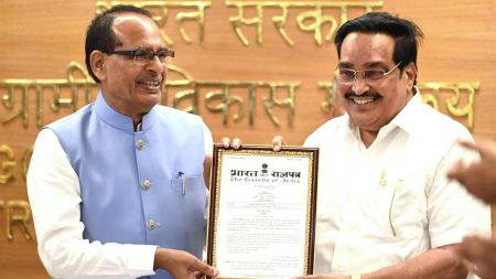 Rural Development Minister Shivraj Singh Chouhan presenting amended Schedule-1 of the MGNREGA, 2005 to Jal Shakti Minister CR Patil at Krishi Bhawan on Thursday. Photo source: Office of Rural Development Minister ---------------