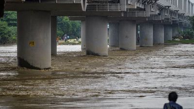 The swollen Yamuna river during the monsoon season, in New Delhi, Monday, Sept. 1, 2025. A heavy discharge of water from the Hathnikund Barrage led to the Yamuna swelling to 204.87 meters at the Old Railway Bridge (ORB) on Monday at 12 pm. (PTI Photo)(PTI09_01_2025_000174B)