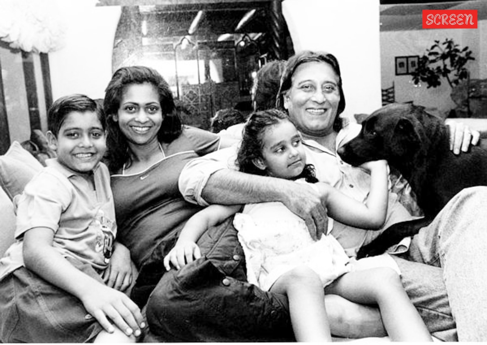 Actor Vinod Khanna with his wife Kavita Khanna, and kids Sakshi Khanna and Shraddha Khanna