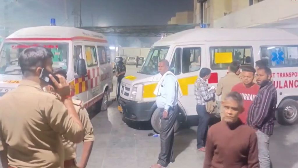 Five killed after car mows them down pedestrians in Agra, driver ...