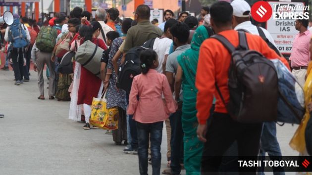 Long queues form at ticket counters at NDLS for chhath piuja trvael