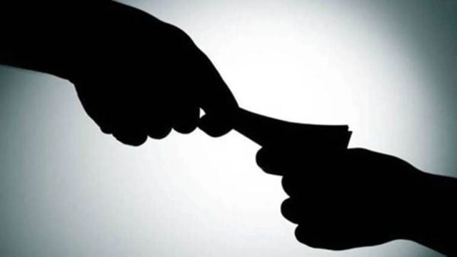 The following day, Aggarwal registered a complaint against Bharti and Soni with the Anti-Corruption Branch (ACB) of the Central Bureau of Investigation (CBI), which laid a trap for the duo.
