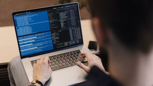 Every LLM comes with a hard-coded context limit, and reaching this limit means losing out on information. (Image: FreePik)