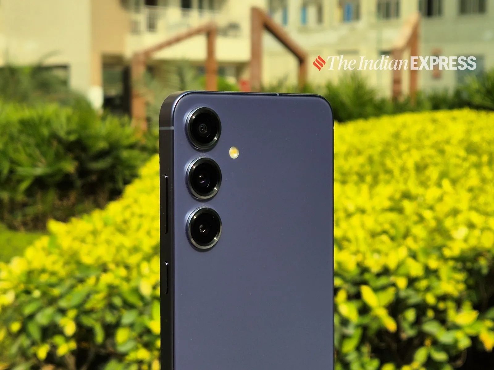 It is powered by the Snapdragon 8 Gen 3.