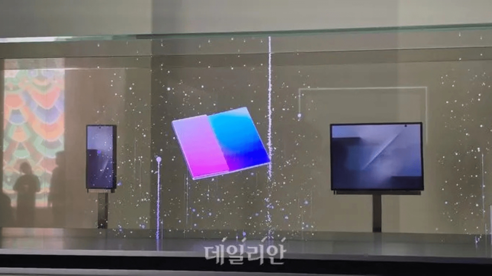 The Samsung Galaxy Z tri-fold will most likely fold inwards instead of outwards.