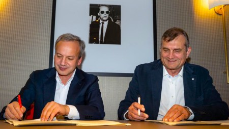 FIDE President Arkady Dvorkovich (left) and CEO of Norway Chess Kjell Madland sign the agreement for the Total Chess World Championship Tour. (PHOTO: Norway Chess)