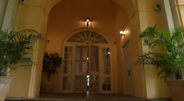 Main door of Diana Penty's house. (Photo: Farah Khan/YouTube)