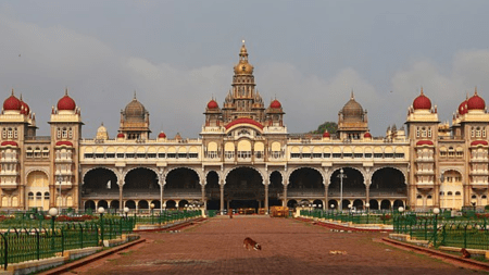A blast took place outside Mysuru Amba Vilas Palace Thursday, killing one person and injuring several others.