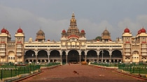 A blast took place outside Mysuru Amba Vilas Palace Thursday, killing one person and injuring several others.