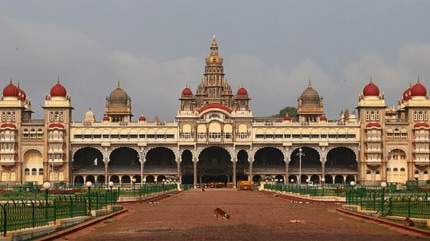 A blast took place outside Mysuru Amba Vilas Palace Thursday, killing one person and injuring several others.