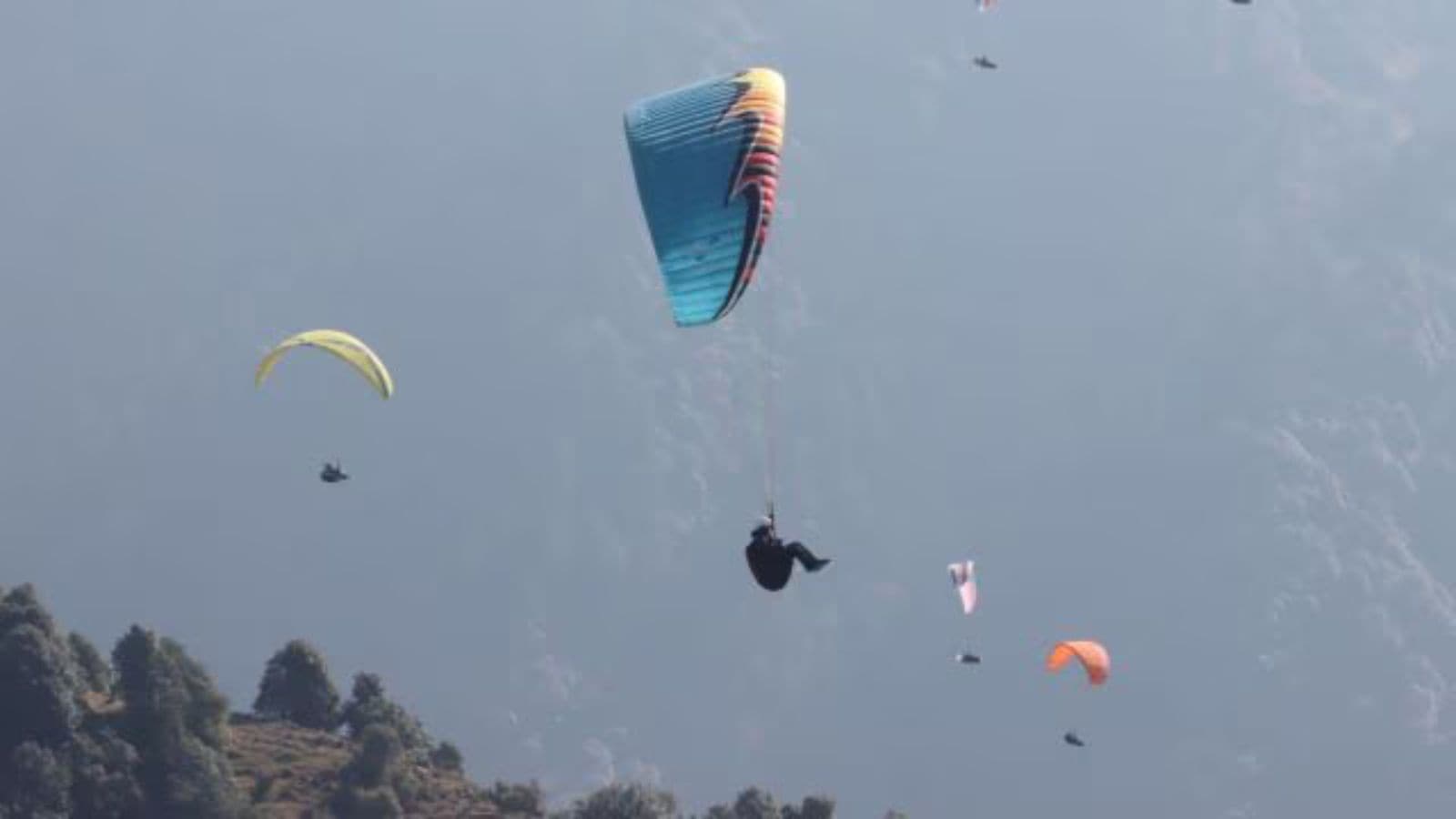 Paraglider crash-lands, receives injuries at Shimla Flying Festival and Hospitality Expo