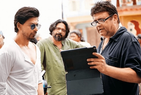 A BTS shot of Shah Rukh Khan and Rahul Dholakia from Raees