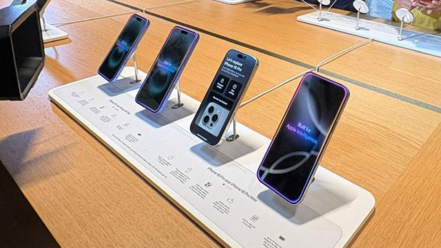 India smartphone shipments hit 48.4 million in Q3 2025 amid Diwali boost. (Expres s Image)