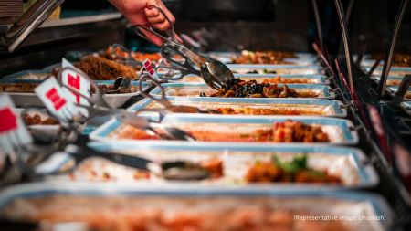 Please do not take anything with you, the food is for breakfast only. If you would like a lunch bag, you can order it from the service staff and pay for it,” the notice strictly mentioned (Representative image/Unsplash)