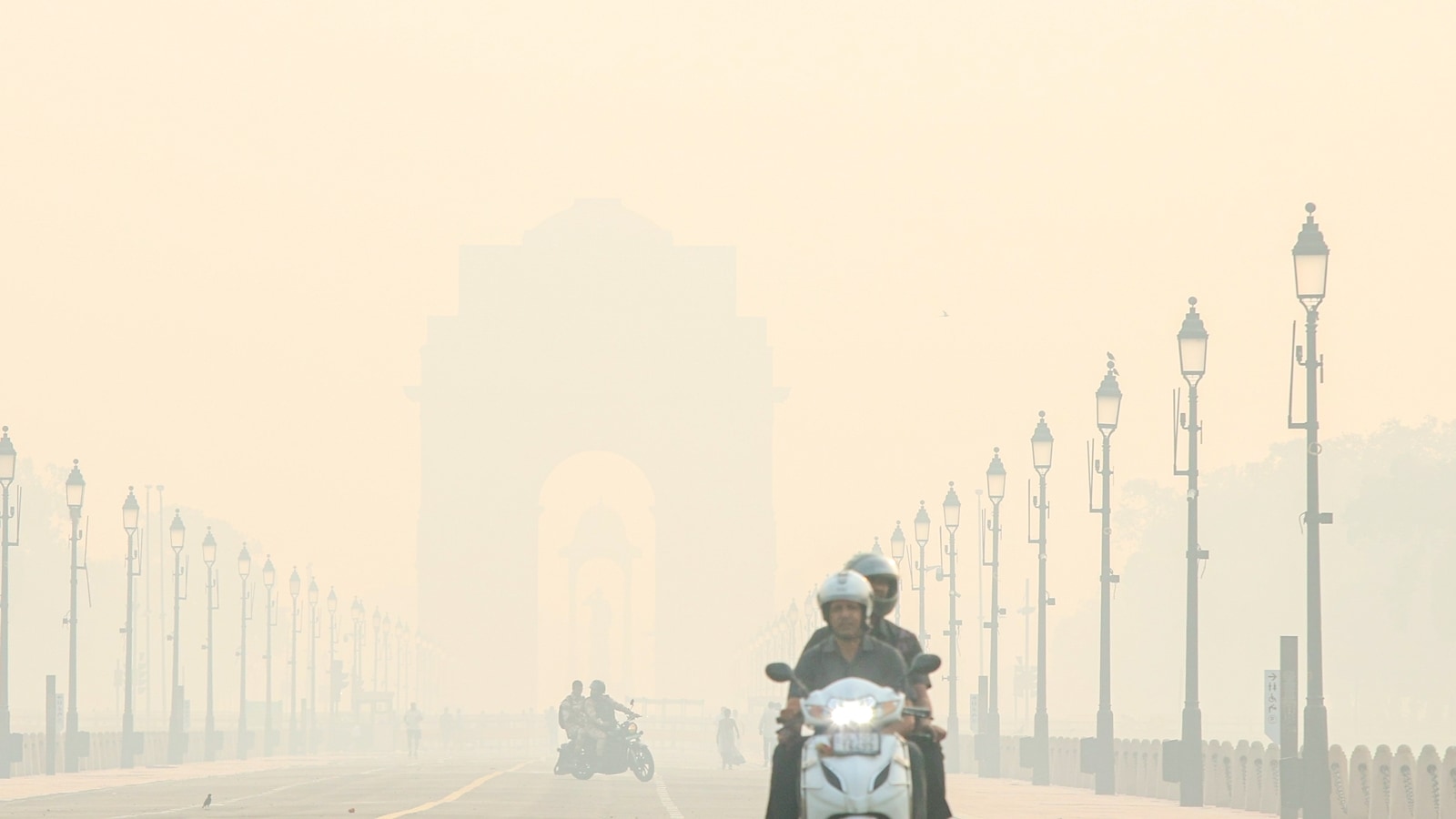 Delhi air turns ‘very poor’ post Diwali, BJP and AAP set off political fireworks