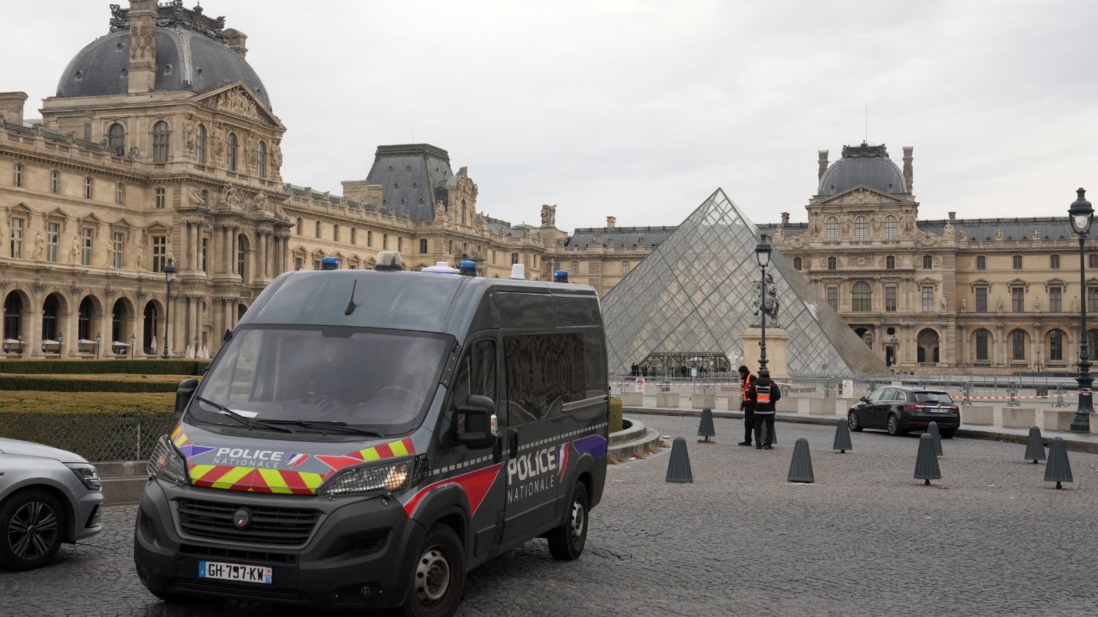 4 minutes, 1 window: How thieves pulled off the quickest-ever heist at Louvre Museum