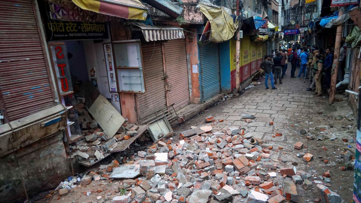 Varanasi shopkeepers protest | 'We've been running our shops here for decades': As demolitions begin at Varanasi's historic Dalmandi, protests simmer