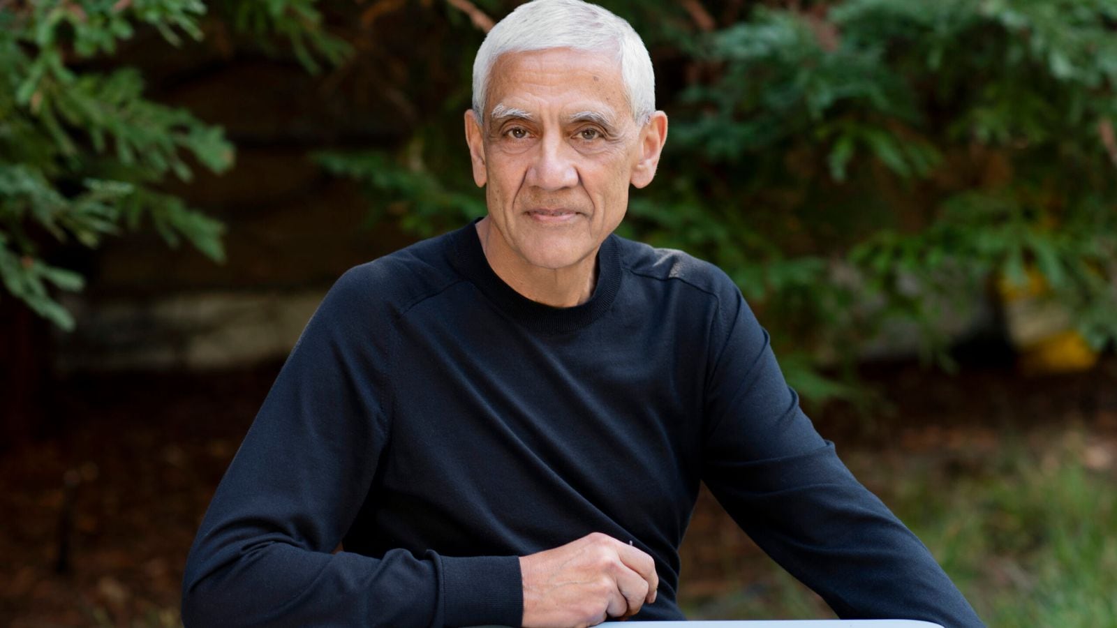 Vinod Khosla at TechCrunch Disrupt 2025, where he discussed AI’s role in reshaping jobs, inequality, and the meaning of work.(Image: X/@JensHonack)