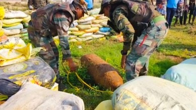 Bolpur, Bolpur Birbhum district, Birbhum district, Army defuses WWII-era bomb, defuses WWII-era bomb, Kolkata news, WEst Bengal news, Indian express, current affairs