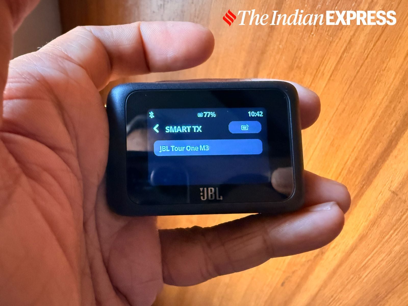 O transmissor de áudio inteligente do JBL Tour One M3 permite acessar os controles e configurações dos botões sem tocar no telefone, tornando-o perfeito para voos e ajustes em movimento. (Imagem: Nandagopal Rajan/The Indian Express)