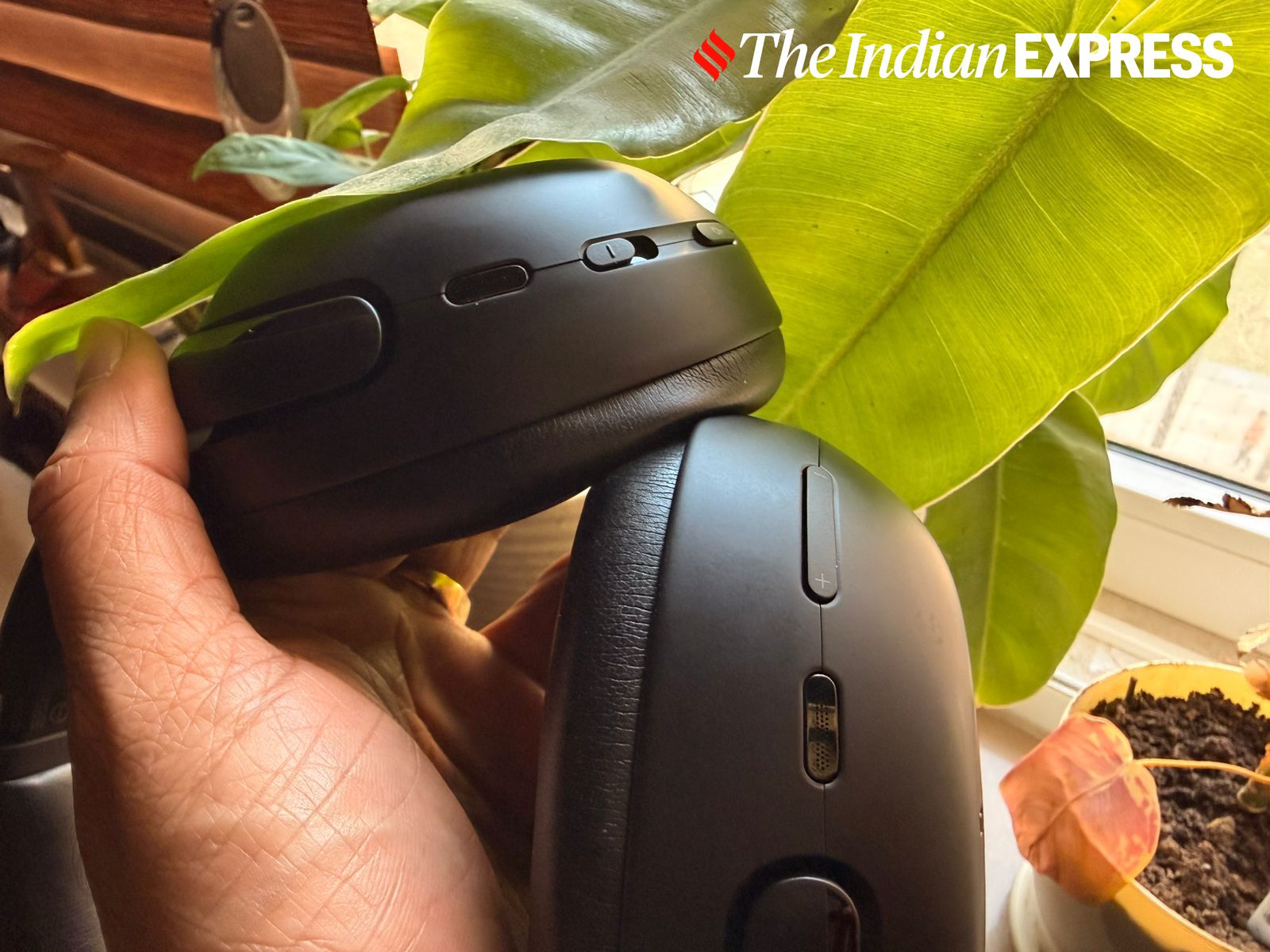 Personalização na ponta dos dedos: o JBL Tour One M3 possui botões táteis e protetores auriculares de fácil gesto para controle perfeito de volume, reprodução e cancelamento de ruído. (Imagem: Nandagopal Rajan/The Indian Express) 