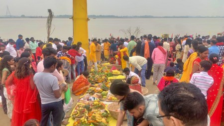 bihar chhath women devotees, bihar chhath women devotees, Nitish Kumar, Bihar Assembly elections, Chhath, Chhath festival, chhath puja, bihar Chhath, bihar Chhath festival, bihar chhath puja, Indian express news, current affairs