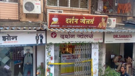 As per the police, the incident took place around 10.30 am at Darshan Jewellers in Ghatkopar (West).