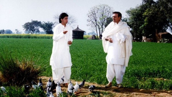 Shah Rukh Khan's Raj decides that he will convince Amrish Puri's Bauji to approve of his and Simran's wedding