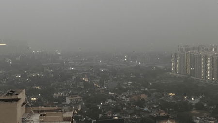 Delhi woke up to light fog on Wednesday morning