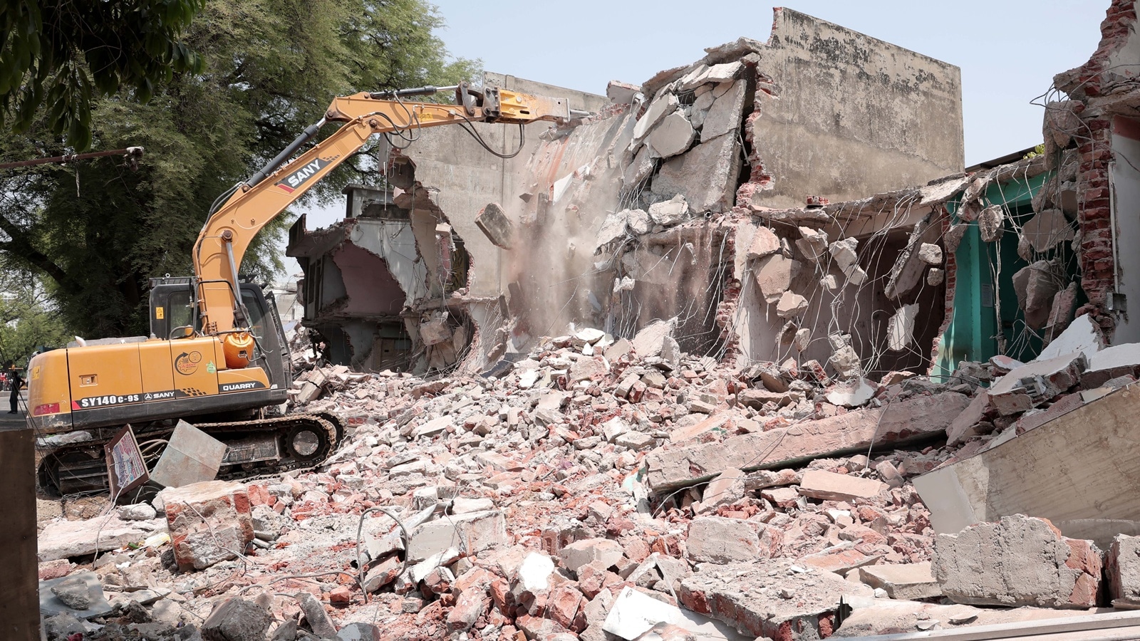 41 structures demolished at Andheri’s SVP Nagar to make way for Yari Road-Lokhandwala bridge 41 structures demolished at Andheri’s SVP Nagar to make way for Yari Road-Lokhandwala bridge