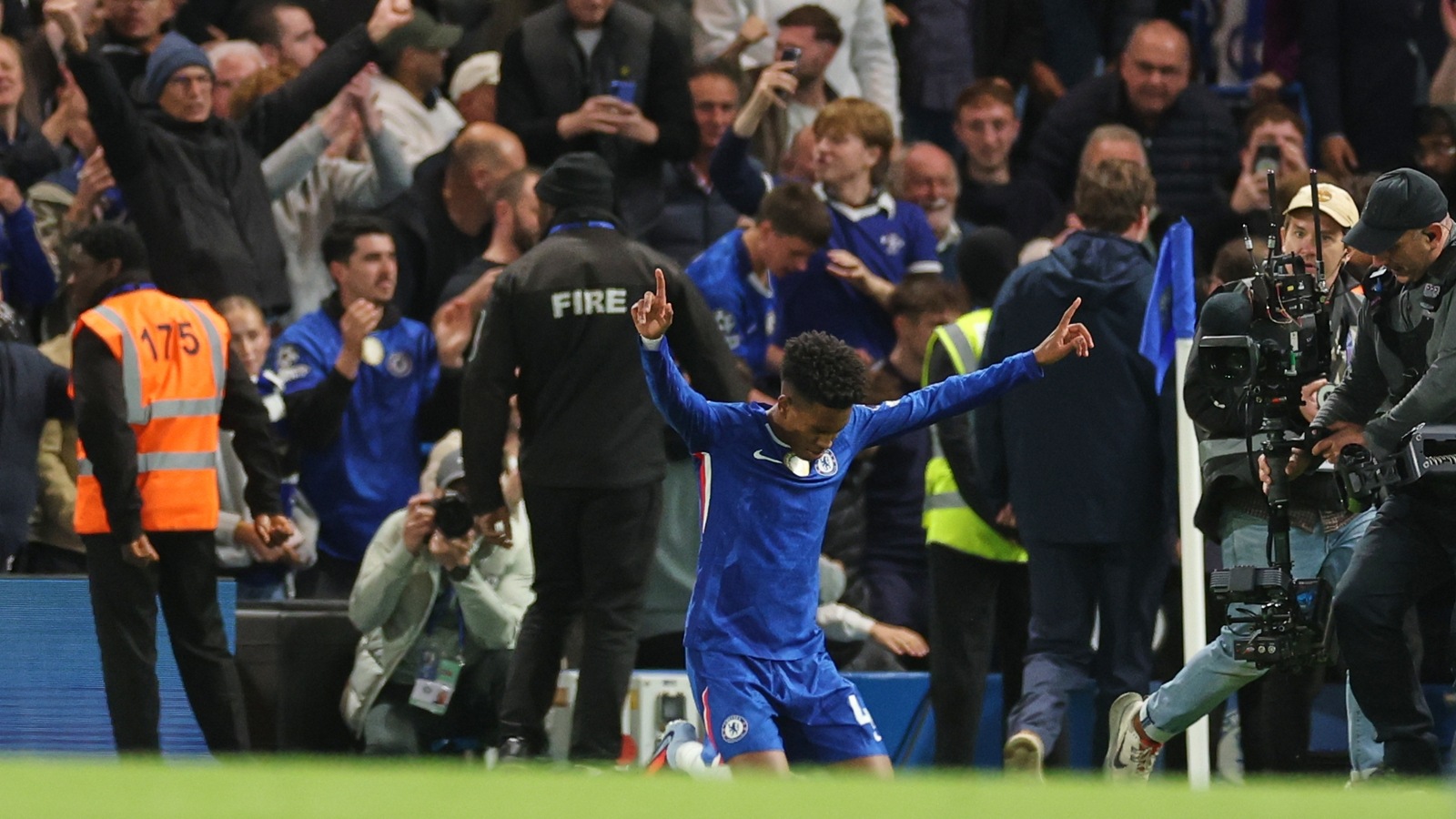 Chelsea beat Liverpool 2-1 in fast and furious Premier League clash