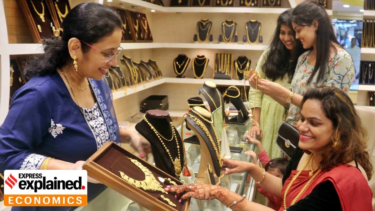 People purchasing gold ornaments on Diwali in Pune.