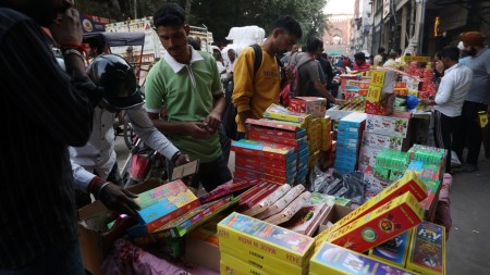green crackers, green cracker sales in Delhi, Slow start to green cracker sales in Delhi, delhi green cracker sales, delhi news, India news, Indian express, current affairs