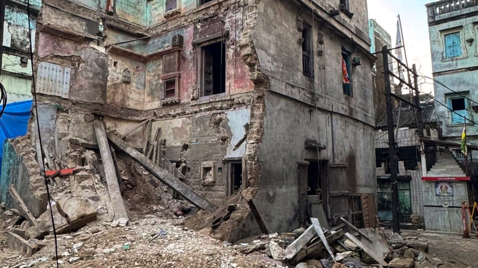 3 killed after 80-year-old house collapses in Gujarat’s Veraval city