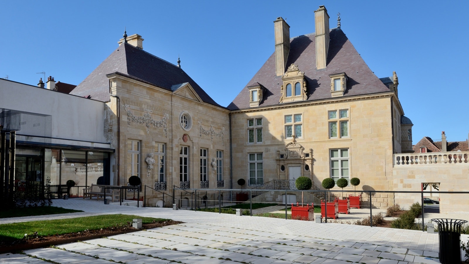 Another French museum robbed of 2,000 gold and silver coins hours after Louvre heist