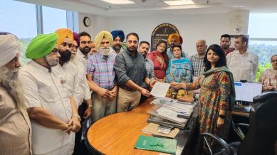 Mayor Amarjit Singh Jeeti Sidhu, along with councillors, gives a memorandum to PMIDC CEO Deepti Uppal at the local body department on Thursday. Express photo by Jasbir Malhi