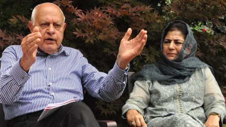 J-K Assembly session, Jammu and Kashmir, Mehbooba Mufti, Farooq Abdullah, Farooq Abdullah dials Mehbooba Mufti for support, Srinagar, Indian express news, current affairs