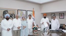 Partap Bajwa, Aruna Chaudhary, Rana KP Singh, OP Soni, Vikram Chaudhry submitted the joint request to the governor.