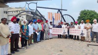Protesters including ex-servicemen demanding immediate restoration of Major Bhupinder Singh’s memorial at Bharat Nagar Chowk of Ludhiana.