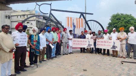 Protesters including ex-servicemen demanding immediate restoration of Major Bhupinder Singh’s memorial at Bharat Nagar Chowk of Ludhiana.