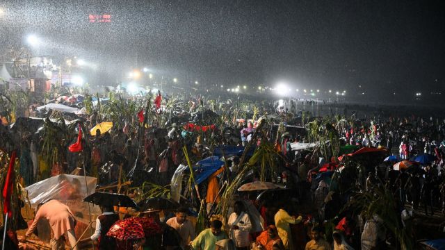 Chhath devotees brave heavy rain at Juhu beach in Mumbai (Express photo by Sankhadeep Banerjee)