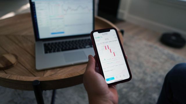 A few weeks ago, after clicking a link in an advertisement of a share trading platform, the complainant was added to a WhatsApp group and was sent the link to download a share trading app.