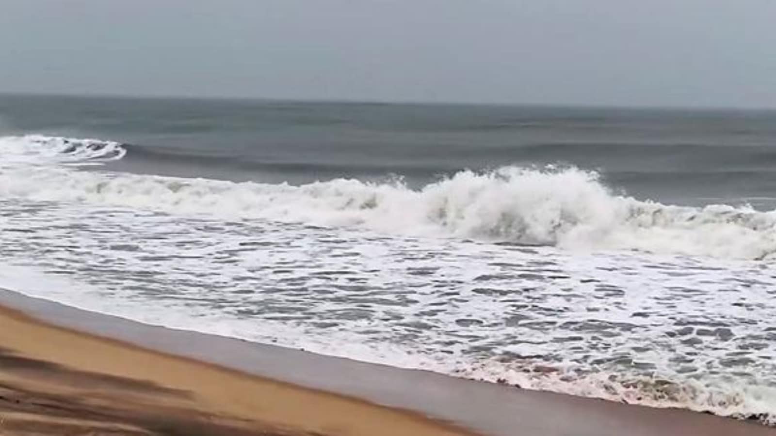Tamil Nadu Weather Today: IMD issues orange alert in Chennai as Cyclone Montha intensifies, schools closed